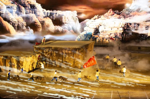 南京股票配资 大型实景演出《太行·红日》再现红旗渠开凿场景