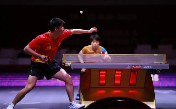 配资平台配资 薛飞3比2淘汰张本智和 握拳怒吼庆祝 决胜局爆发逆转胜