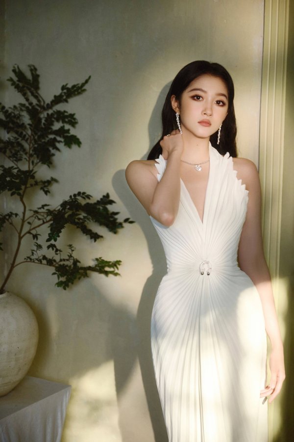 南京网上配资 红毯惊魂！关晓彤拖地裙险酿事故，金晨造型被批像“老巫婆”太辣眼